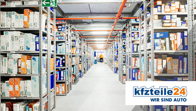 kfzteile24: Lageransicht mit gefüllten Regalen von kfzteile24