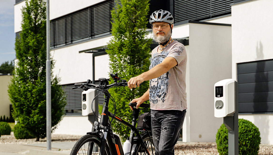 Eines der Firmen-E-Bikes vor den neuen E-Fahrzeug-Ladestationen | Speed4Trade