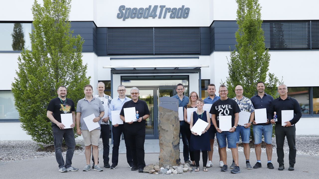 Die beiden Gründer und Geschäftsführer, Sandro Kunz und Stefan Sommer, ehrten die diesjährigen Jubilare.